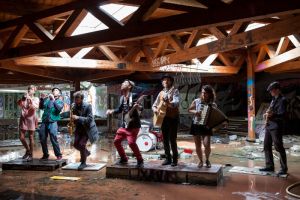 Gewölbekeller: Her Golden Whip